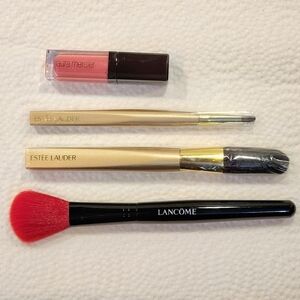 Nwot! Beauty bundle of 4: 3 brushes and lip gloss